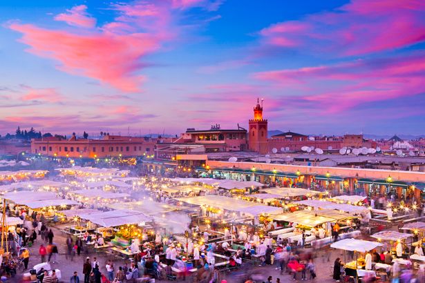 Marruecos, Marrake, Djemaa el-Fna Square.djemaa El Fna es un lugar cuadrado y mercado en el Medina Quarter de Marrakerh (Ciudad Vieja)
