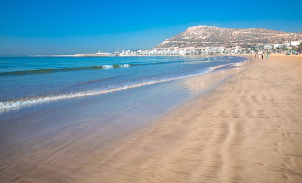 Playa Agadir en la costa africana del Atlántico en verano con arena amarilla y agua turquesa en Marruecos