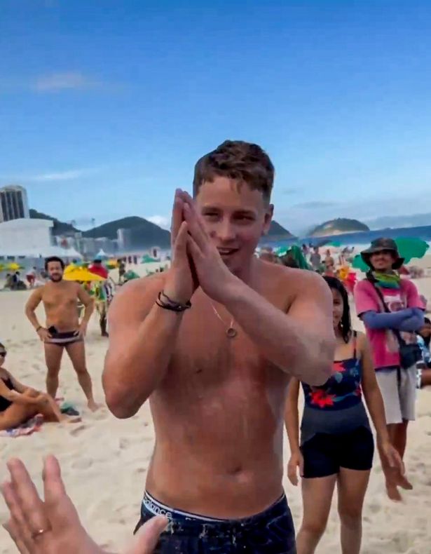 Jensen agradeciendo a las personas que vinieron a rescatarlo