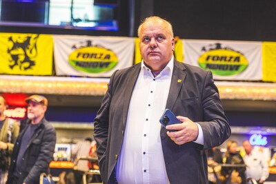 ¿Qué son los miembros de Forza Ninove sobre sus cabezas?