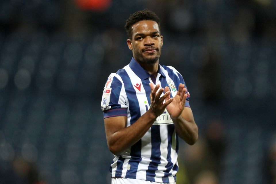 Grady Diangana de West Bromwich Albion aplaudiendo a los fanáticos.