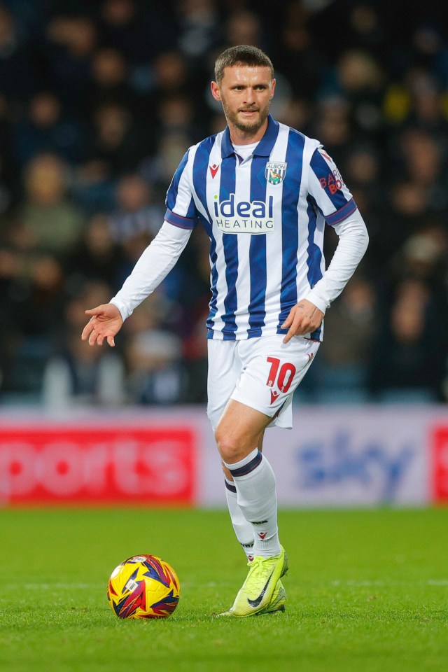 John Swift de West Bromwich Albion con el balón durante un partido de fútbol.