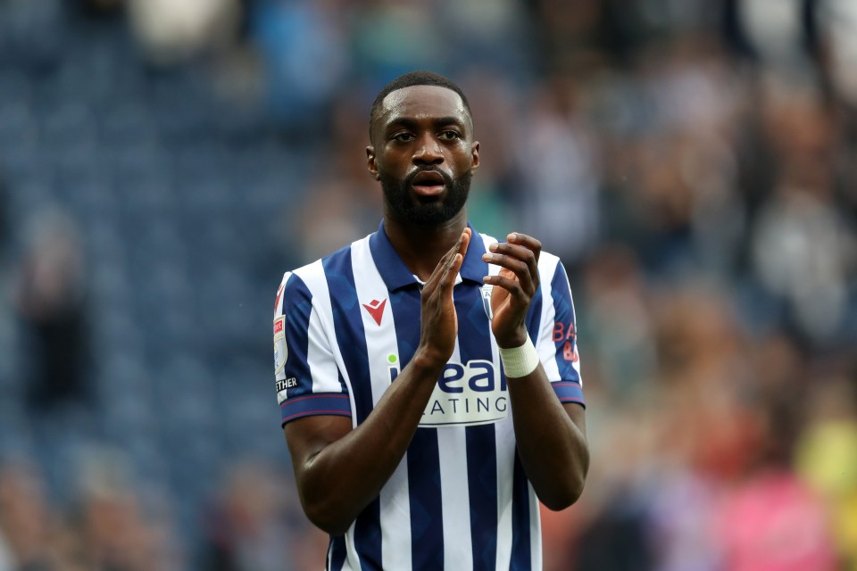 Semi Ajayi de West Bromwich Albion aplaudiendo a los fanáticos.