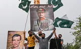 Los manifestantes paquistaníes llevan imágenes del líder del ejército Asim Munir durante una protesta antiindia el domingo pasado en Lahore. Photo Arif Ali / AFP Photo Arif Ali / AFP