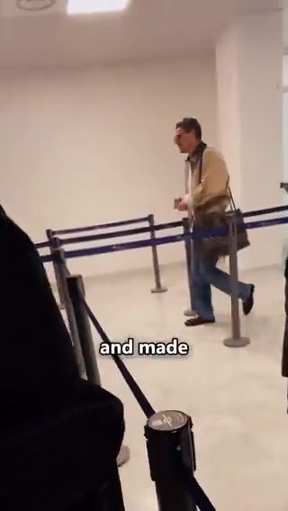 Pedro Pascal caminando por un aeropuerto.