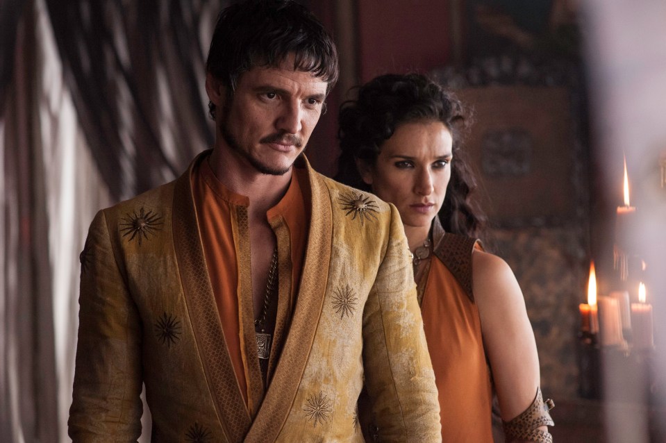 Pedro Pascal como Oberyn Martell e Indira Varma como Ellaria Sand en Game of Thrones.