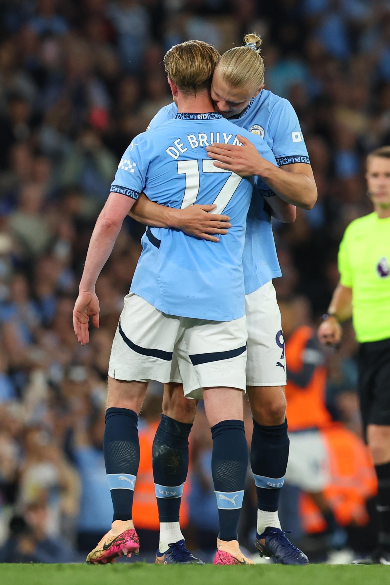 EPA12120803 Erling Haaland de Manchester City Hugs a su compañero de equipo como Kevin de Bruyne, ya que es sustituido en su último juego en casa durante el partido de fútbol de la Premier League inglesa Bethaeen Manchester City y AFC Bournemouth, en Manchester, británico, 20 de mayo 2025 No se use con audio inautorizado, video, videos, fechas de fijación, clubes/clubes de registro/clubes, 'servicios de LiveS,' 'Live,' '. Uso en el partido en línea limitado a 120 imágenes, sin emulaciones de video. No sirve de nada en las publicaciones de apuestas, juegos o clubes/liga/jugadores.