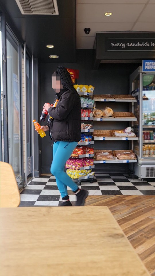 Imágenes de un robo en una tienda de Greggs.