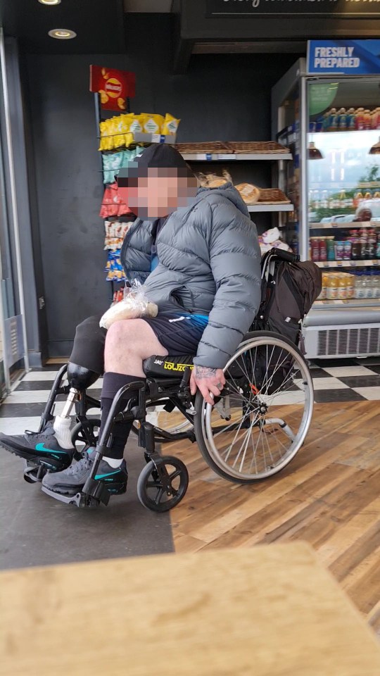 Imágenes de una persona en una silla de ruedas dentro de una tienda de Greggs.