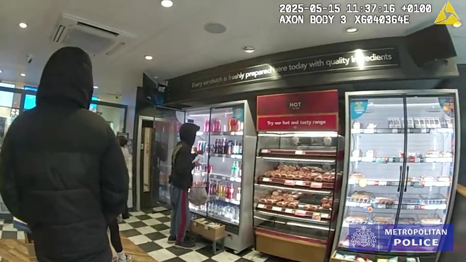 Imágenes de vigilancia del robo de tiendas.