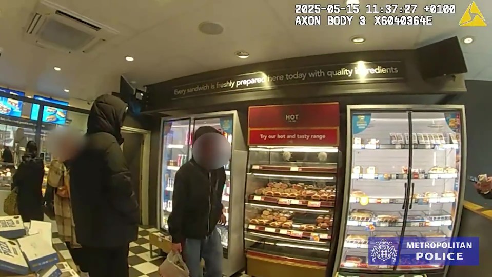 Imagen de vigilancia de ladrones en una tienda.