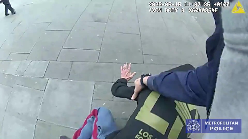 Oficial de policía que arresta a un ladrón de tiendas.