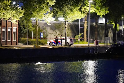 Coche con 'múltiples cuerpos' que se encuentran en el agua