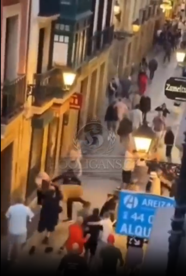 Los fanáticos del Manchester United celebran en Bilbao antes de la final de la UEFA Europa League.