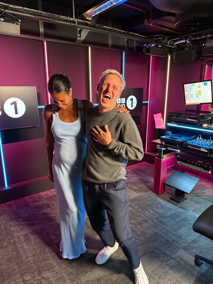 Embarazada Vick Hope y Jamie Laing en un estudio de la BBC Radio 1.