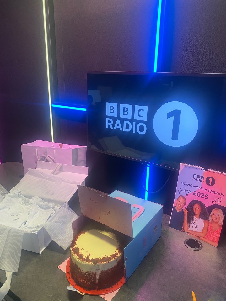 Pastel de terciopelo rojo y regalos para la licencia de maternidad de Vick Hope de BBC Radio 1.