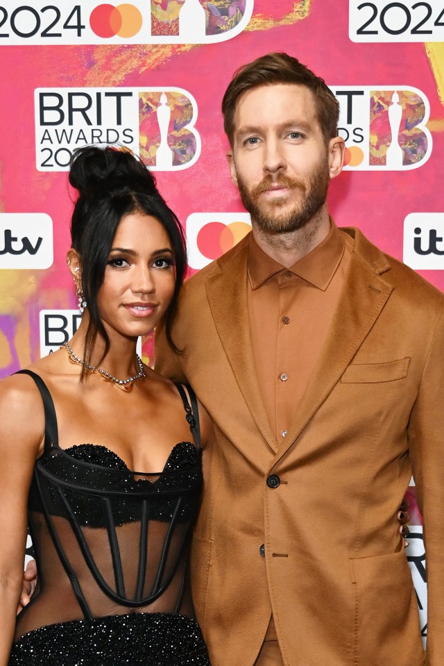Vick Hope y Calvin Harris en los Brit Awards 2024.