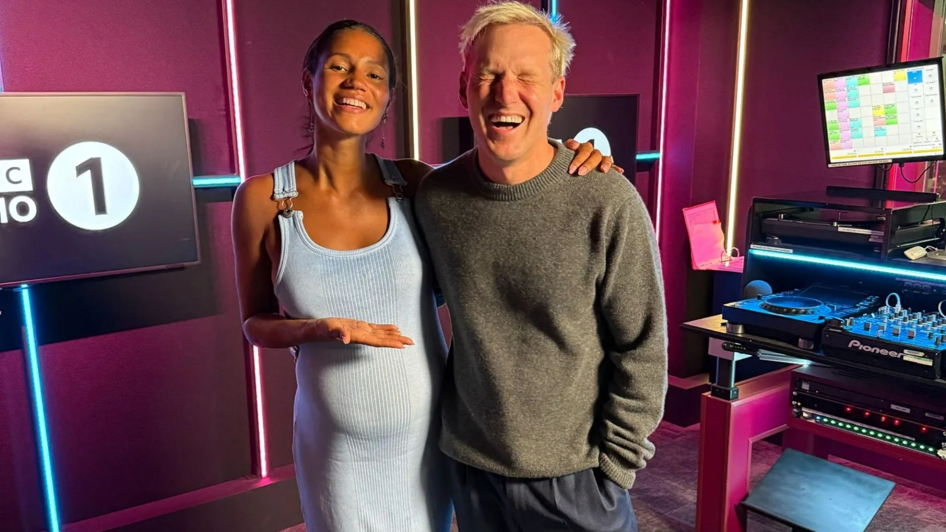 Vick Hope embarazada en el último día en Radio 1