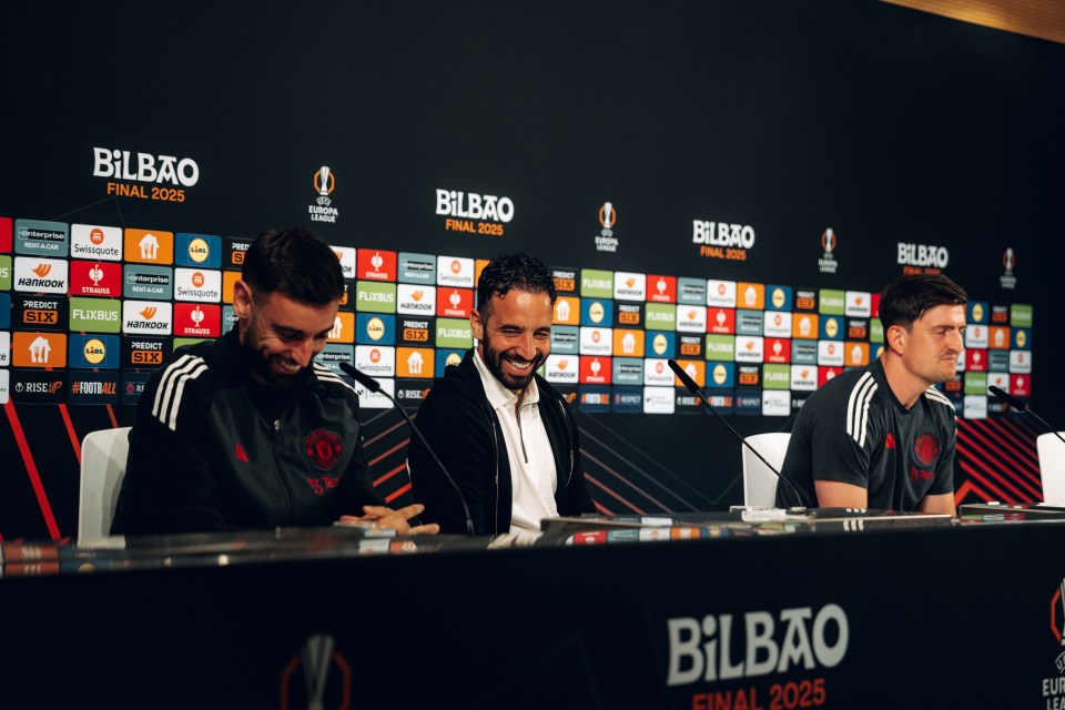 Ruben Amorim y el personal del Manchester United en una conferencia de prensa.