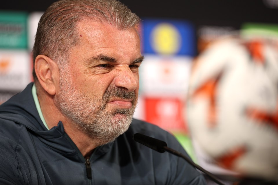 Ange Postecoglou, gerente de Tottenham Hotspur, en una conferencia de prensa.