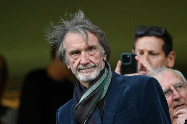 Londres, Inglaterra - 16 de mayo: Jim Ratcliffe, copropietario del Manchester United, observa antes del partido de la Premier League entre Chelsea FC y Manchester United FC en Stamford Bridge el 16 de mayo de 2025 en Londres, Inglaterra. (Foto de Justin Setterfield/Getty Images)
