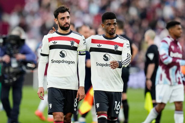 Bruno Fernandes y Amad Diallo de Manchester United