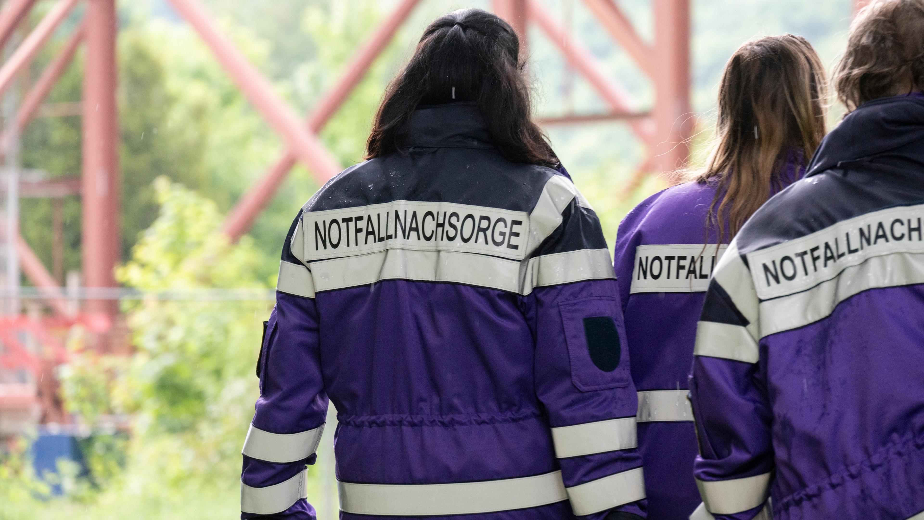 Tres servicios de emergencia del cuidado posterior de emergencia están en la escena del accidente en Horb. En el sitio de construcción, una góndola con tres trabajadores de la construcción cayó en la profundidad.