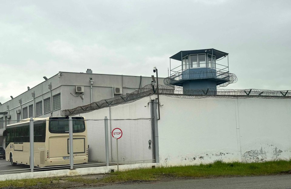 Exterior de una prisión de mujeres cerca de Tbilisi, Georgia.