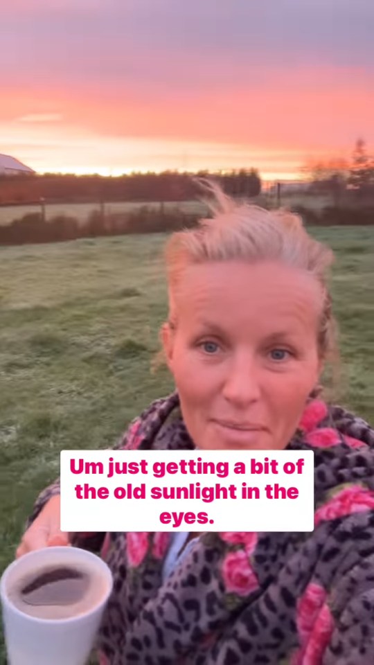 Mujer sosteniendo una taza de café al amanecer.