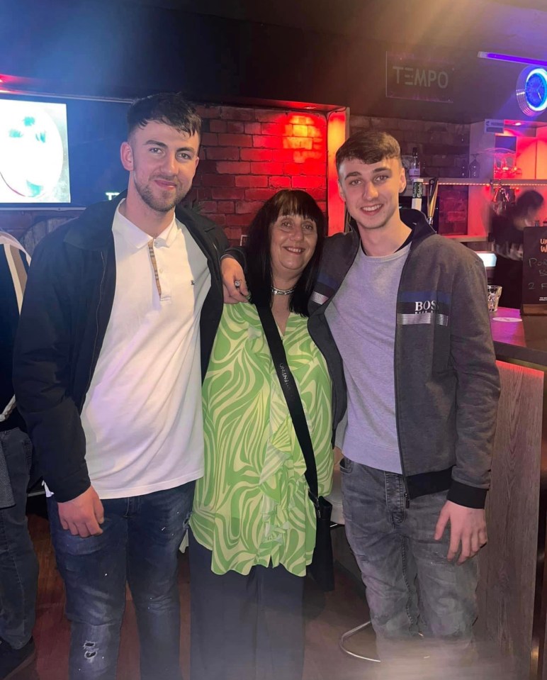 Foto de Jay Slater con su madre y su hermano.