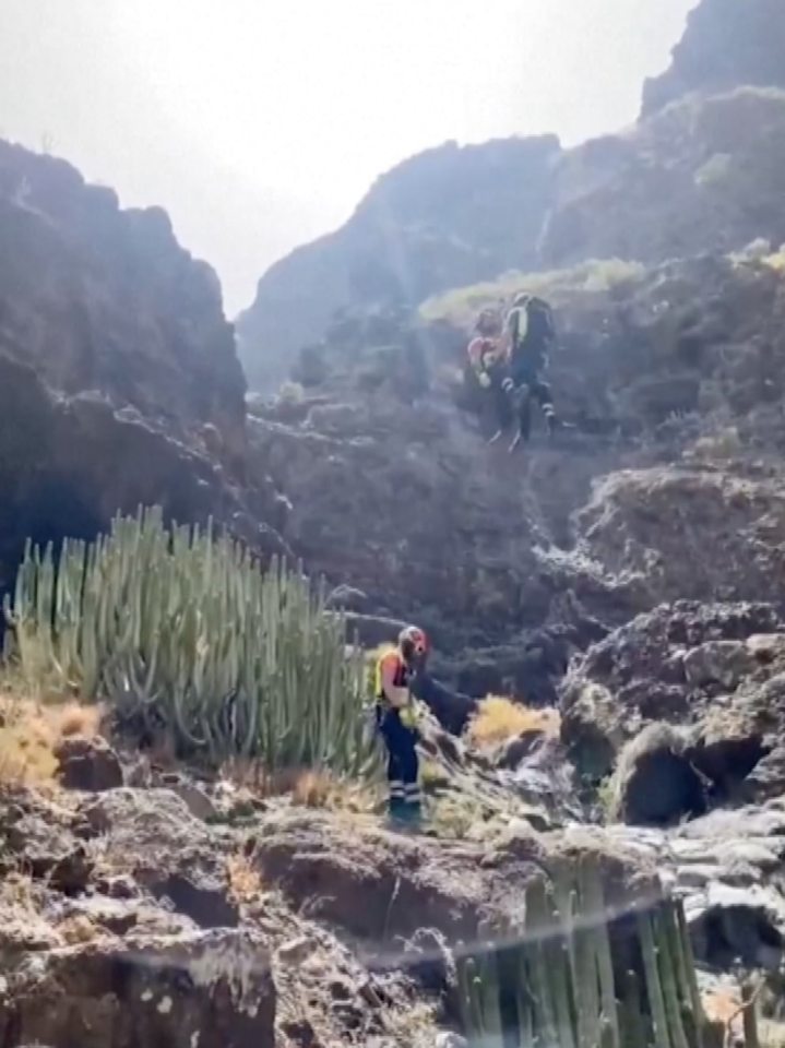 Los rescatadores de aervención de un cuerpo de una zona rocosa.