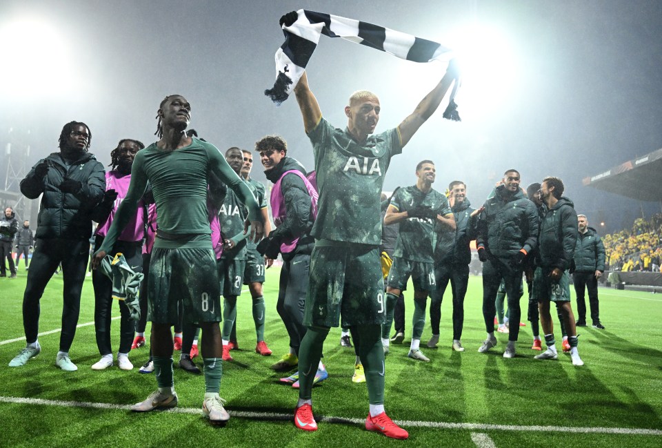Los jugadores de Tottenham Hotspur celebran una victoria.
