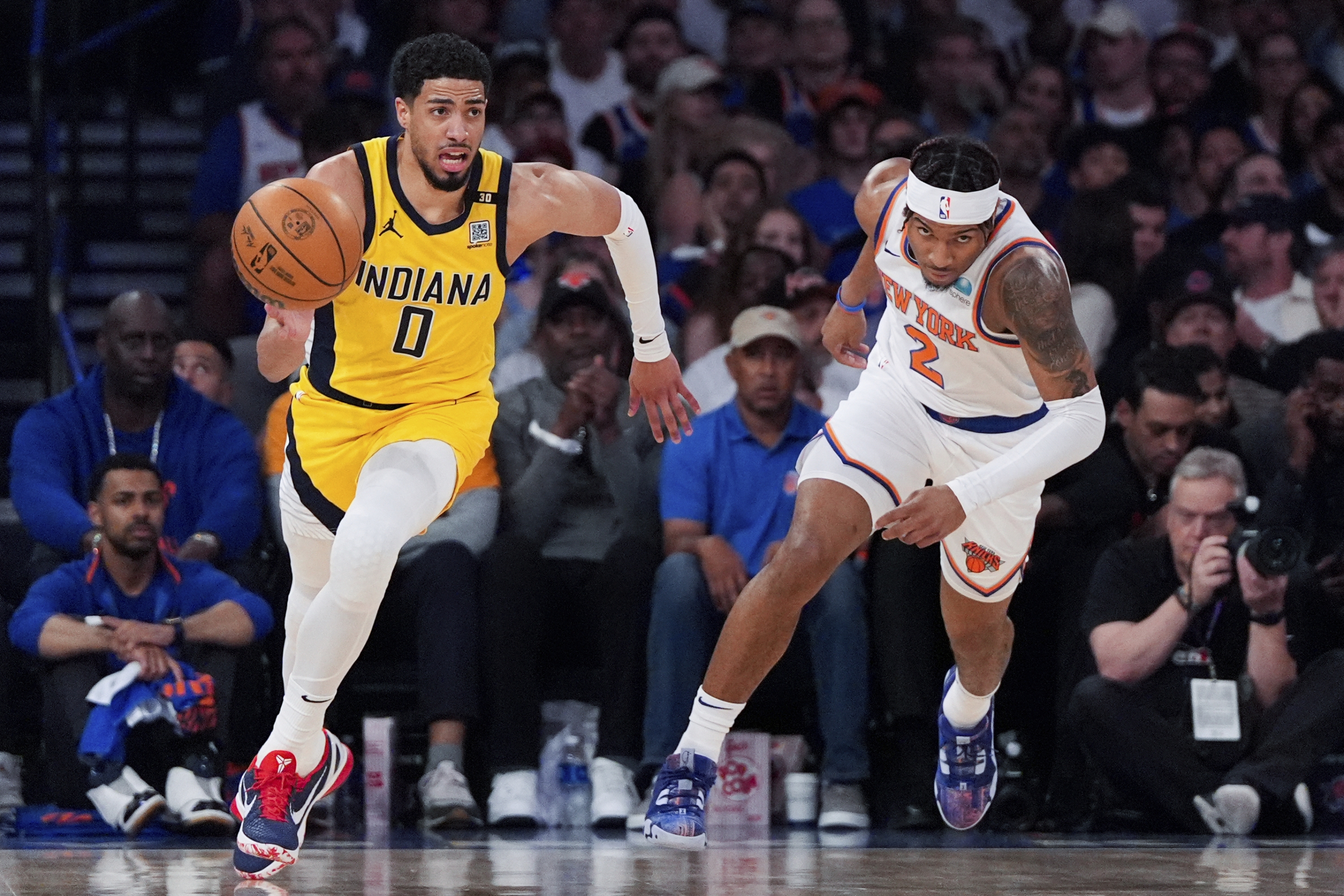 Archivo: el guardia de los Indiana Pacers, Tyrese Haliburton (0), dribla durante la primera mitad del Juego 7 en una segunda serie de playoffs de baloncesto de la NBA contra los New York Knicks, el 19 de mayo de 2024, en Nueva York. (AP Photo/Julia Nikhinson, archivo)