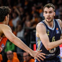 Malte DeLow de Alba Berlín en el duelo con Ulms Ben Sarraf | Imágenes IMelo/Defodi
