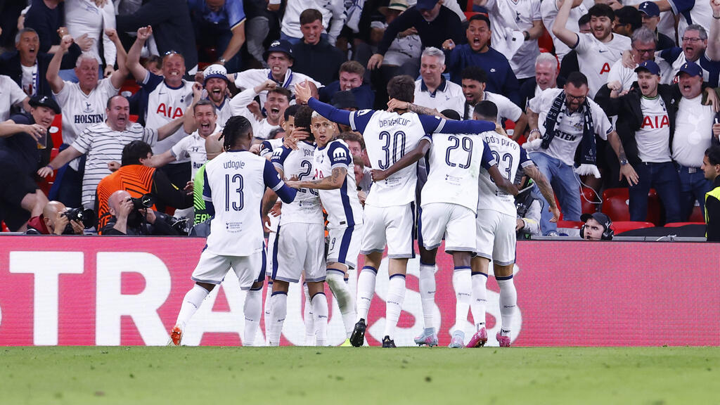 Las espuelas terminan la maldición del título contra Manunited