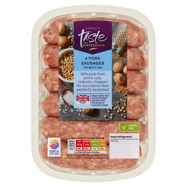 Paquete de Six Sainsbury's Taste the Difference Sausages de cerdo británico.