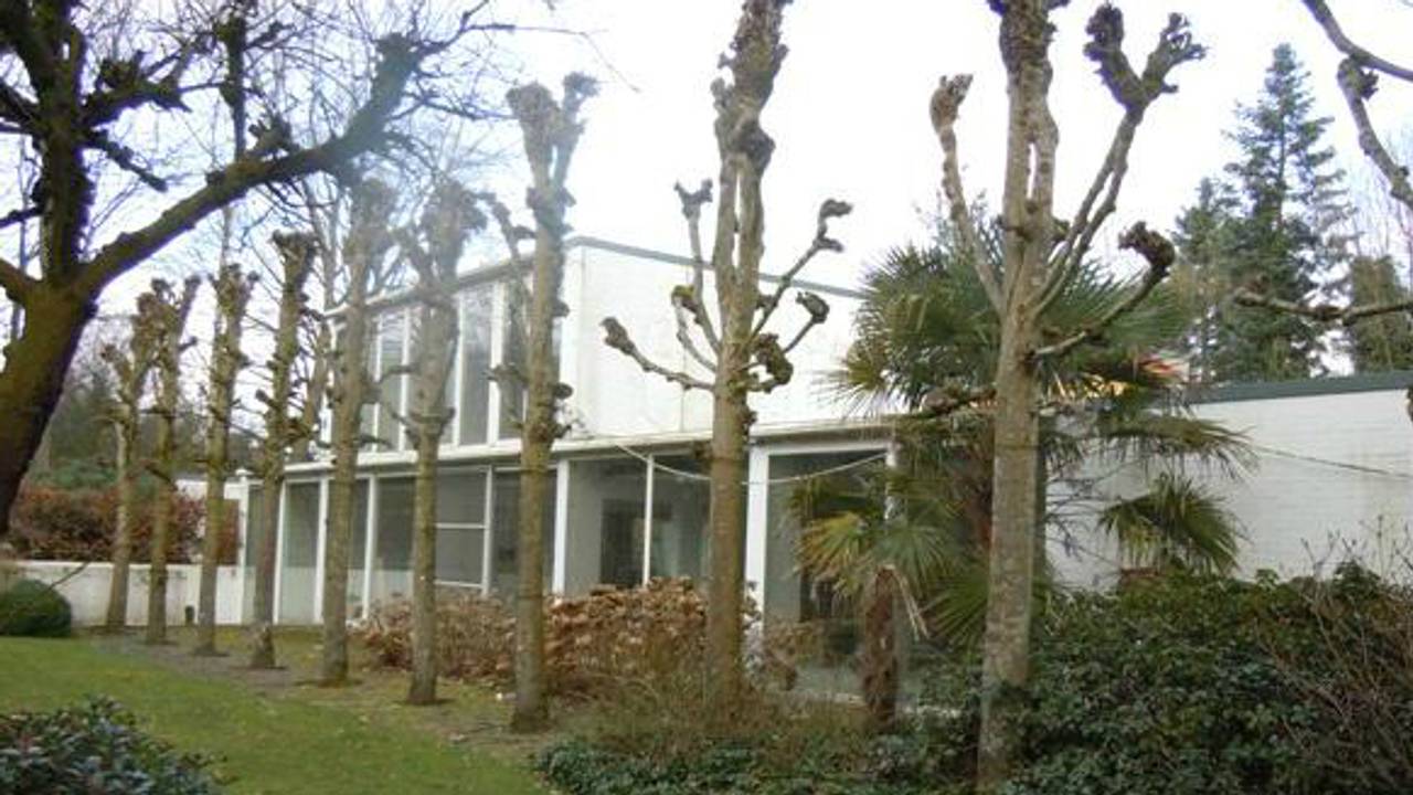 Vecindario ordenado con una villa de problemas vencidos, los residentes