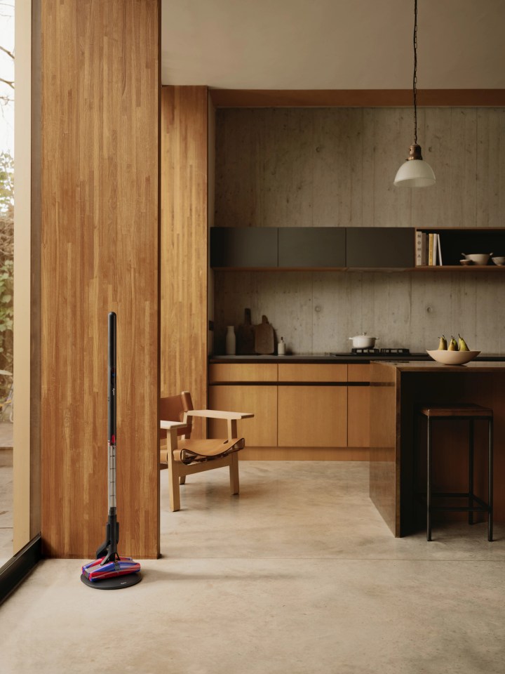 Un limpiador de piso Dyson en una cocina moderna.