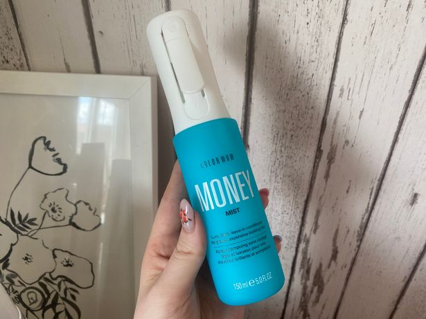 Money Mist es un spray de acondicionamiento súper ligero.