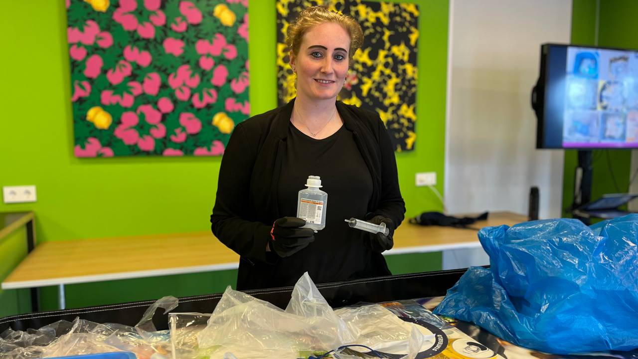 Anouk se sumerge en bolsas de basura para separar mejor