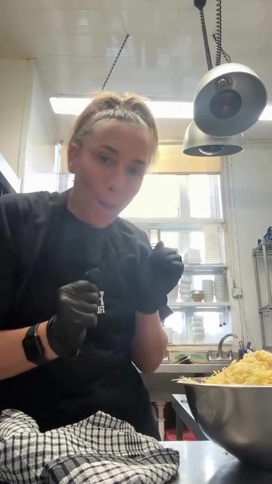 Melanie Blatt, una leyenda pop de los 90, que trabaja en una cocina de pub.