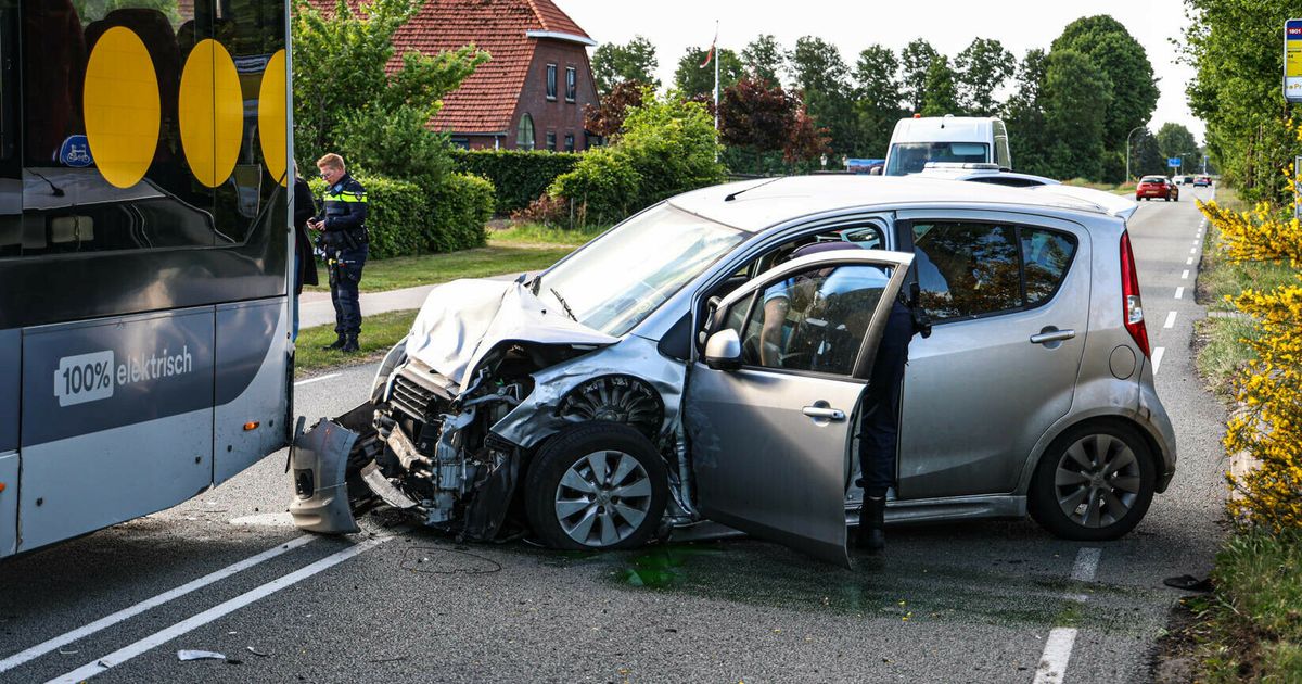 Colisión entre Lijnbus, Auto and Company Van en Erica