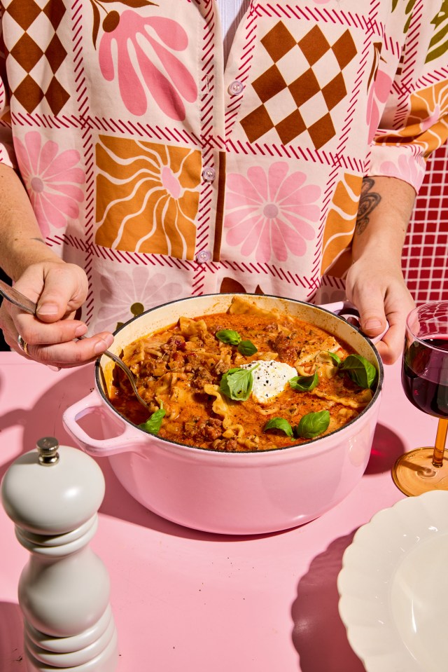 Sopa de lasaña en una olla rosa.
