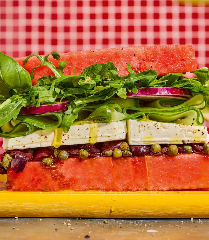 Sandwich de sandía con queso feta, aceitunas, alcaparras, pepino, cebolla roja y verduras.