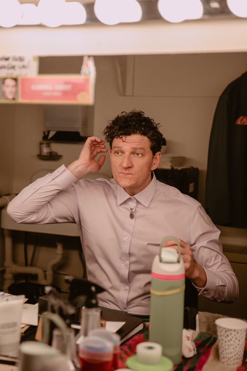 Gabriel Ebert preparándose para 'John Proctor es el villano'.