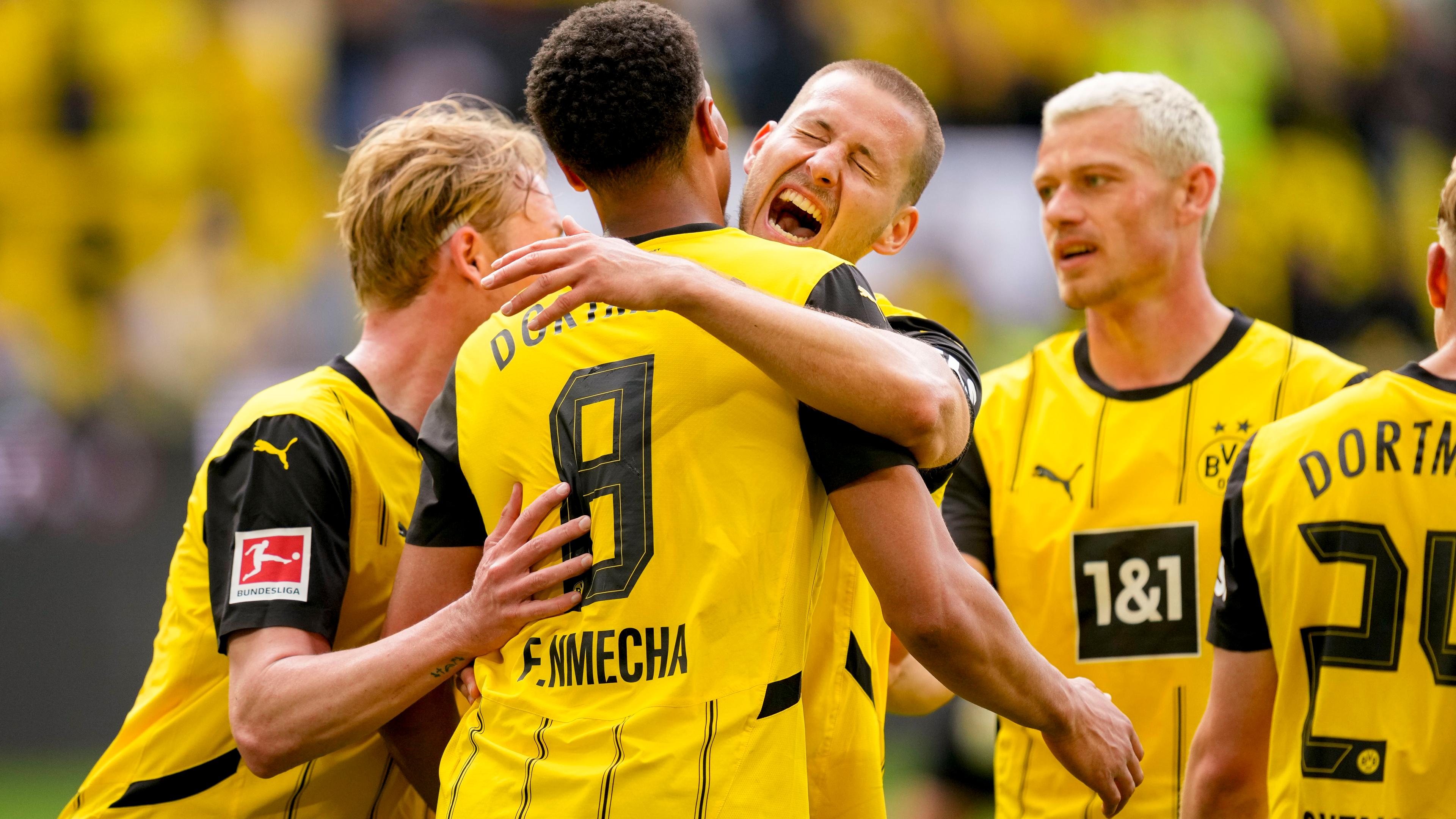 Felix Nmecha (Borussia Dortmund) anima con su equipo después del gol de 3-0.