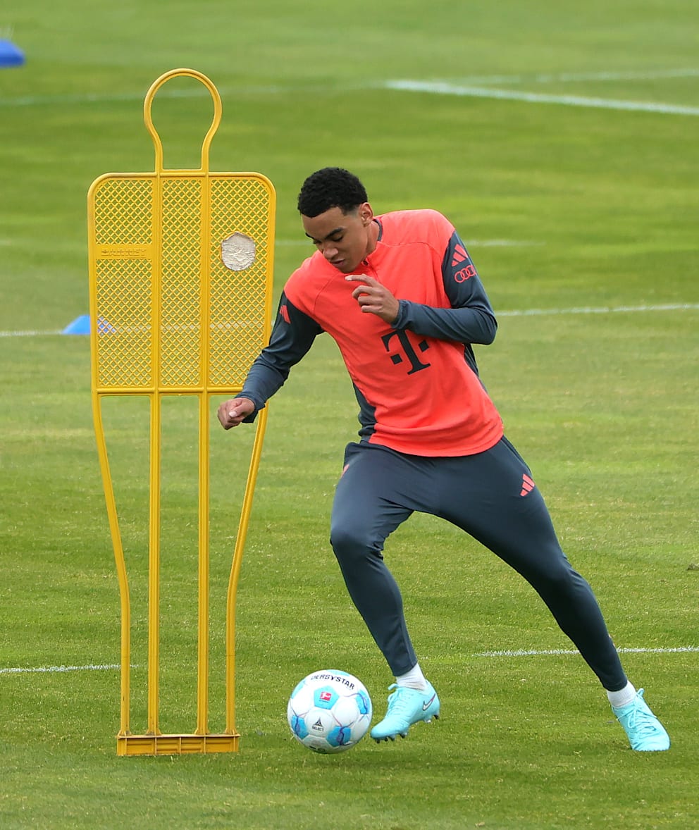 Umkurvt in der Reha schon wieder Gegner-Dummies: Jamal Musiala am Ball