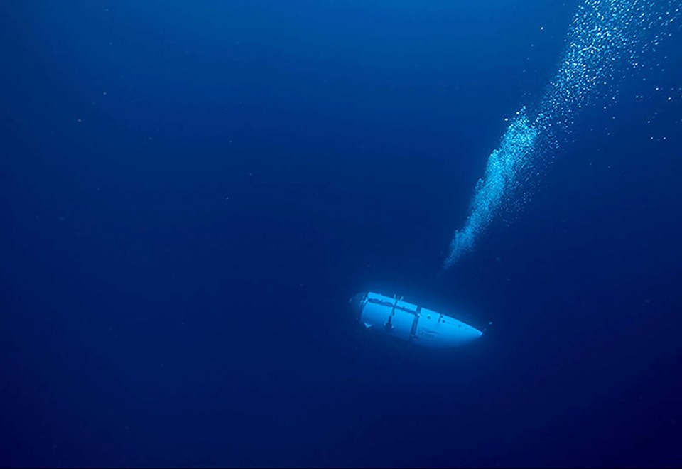El titán sumergible descendente bajo el agua.