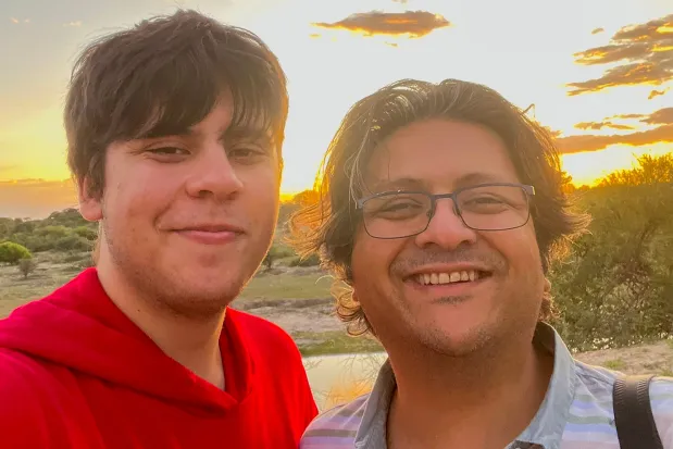 Selfie de un padre e hijo al atardecer.