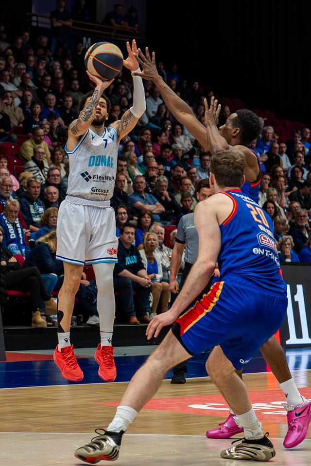 Donar a pesar del renacimiento nuevamente duro contra los héroes